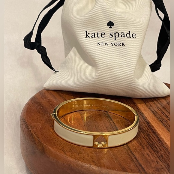 Kate Spade Gold Tone Hole Punch Spade Cream Enamel Bangle - Picture 1 of 3